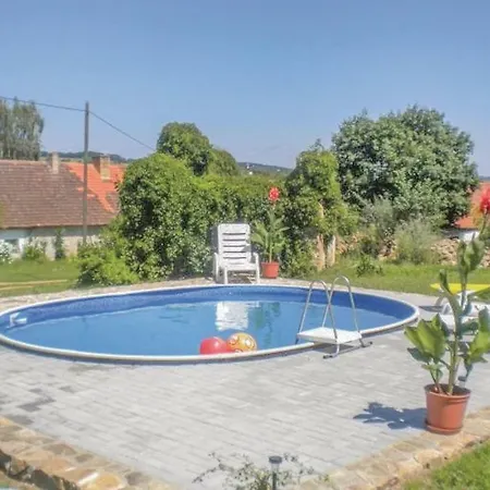 Three Bedroom Holiday In Tourov Hébergement de vacances *